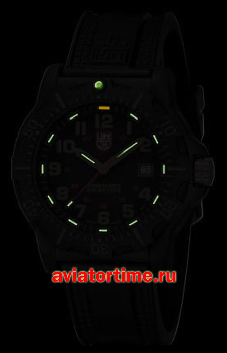 Швейцарские часы LUMINOX 8817 в темноте.