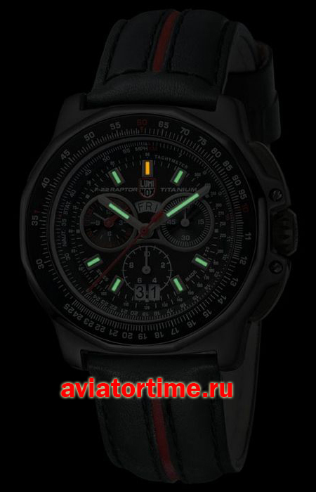 Швейцарские часы LUMINOX 9278 в темноте.