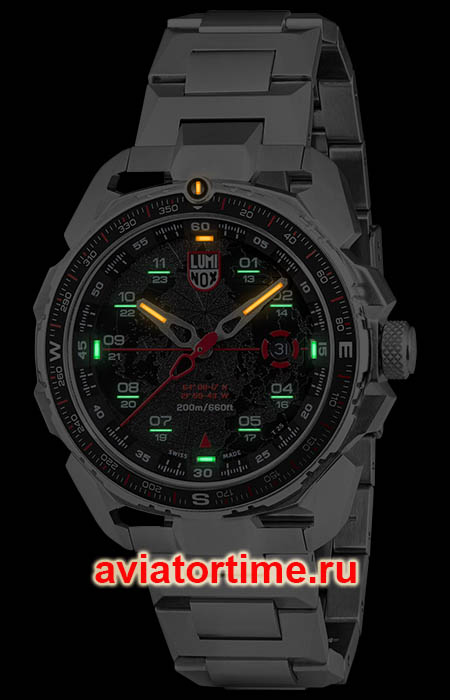 Швейцарские часы LUMINOX XL.1002 в темноте.