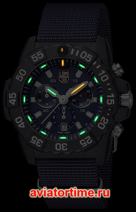 Швейцарские часы LUMINOX XS.3583.ND в темноте.
