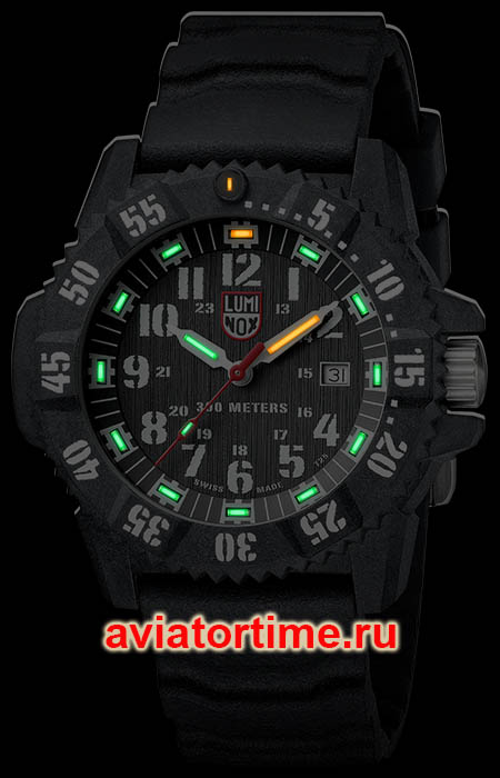 Швейцарские часы LUMINOX XS.3801.L в темноте.