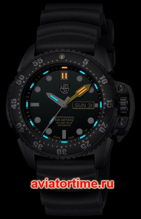 Швейцарские часы LUMINOX XS.1521 в темноте.