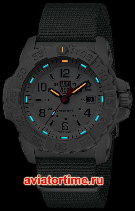 Швейцарские часы LUMINOX XS.3257 в темноте.