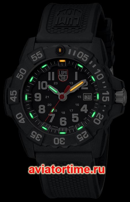 Швейцарские часы LUMINOX XS.3501 в темноте.