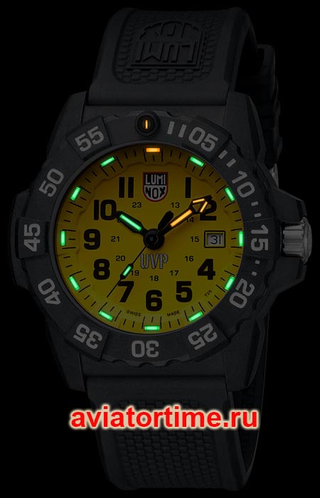 Швейцарские часы LUMINOX XS.3505.SC.SET в темноте.