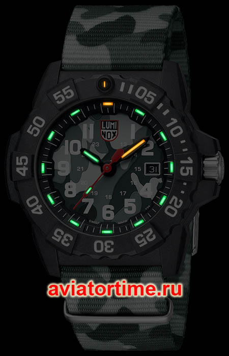 Швейцарские часы LUMINOX XS.3507.PH.L в темноте.