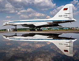 Самолет ТУ144 с отражением.