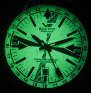 Часы Часы Восток Европа Радиорубка(Vostok Europe RADIO ROOM) в темноте.
